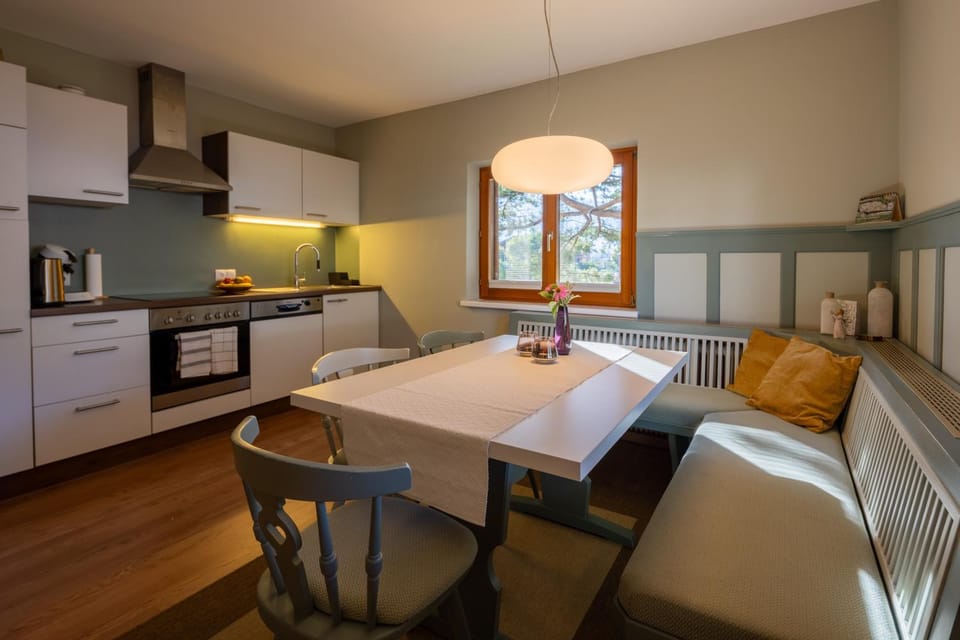 Kitchen or kitchenette, Seating area, Dining area