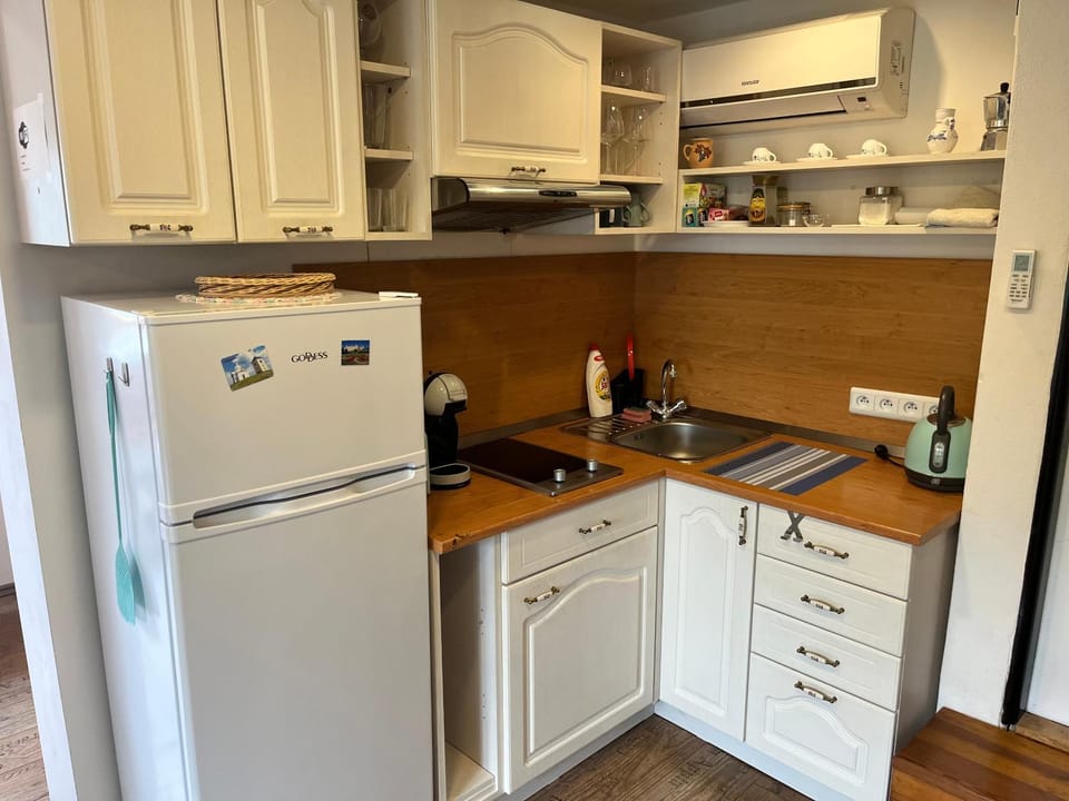 Kitchen or kitchenette, kitchen