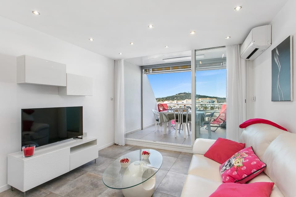 Communal lounge/ TV room, Balcony/Terrace