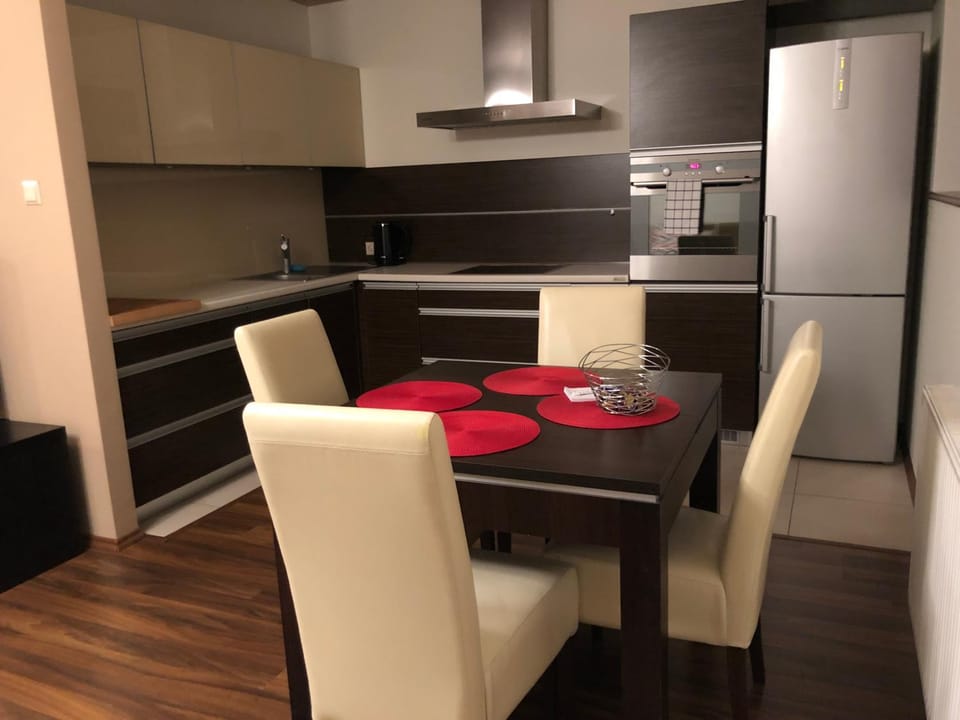 Coffee/tea facilities, Kitchen or kitchenette, Dining area