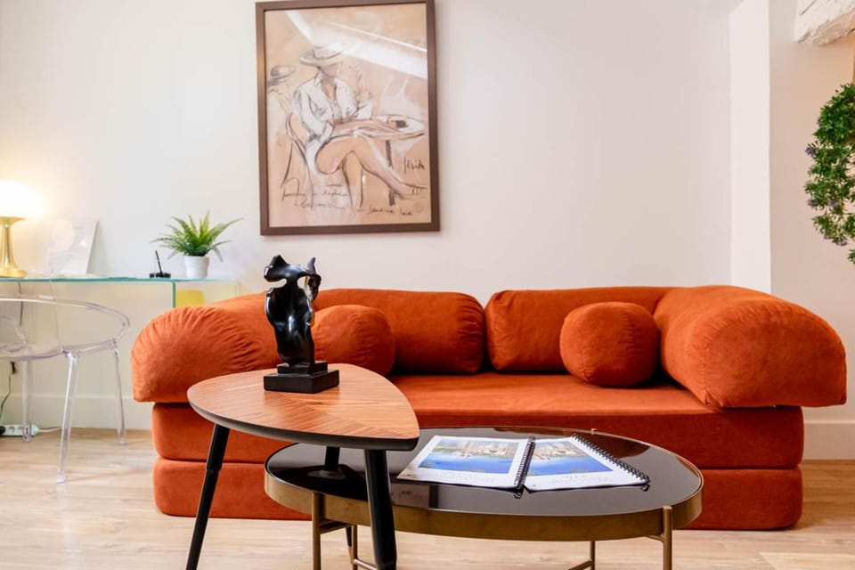 Living room, Seating area, Location, air conditioner