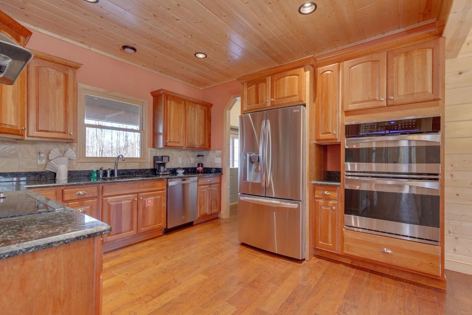 Kitchen or kitchenette, microwave, oven, kitchen