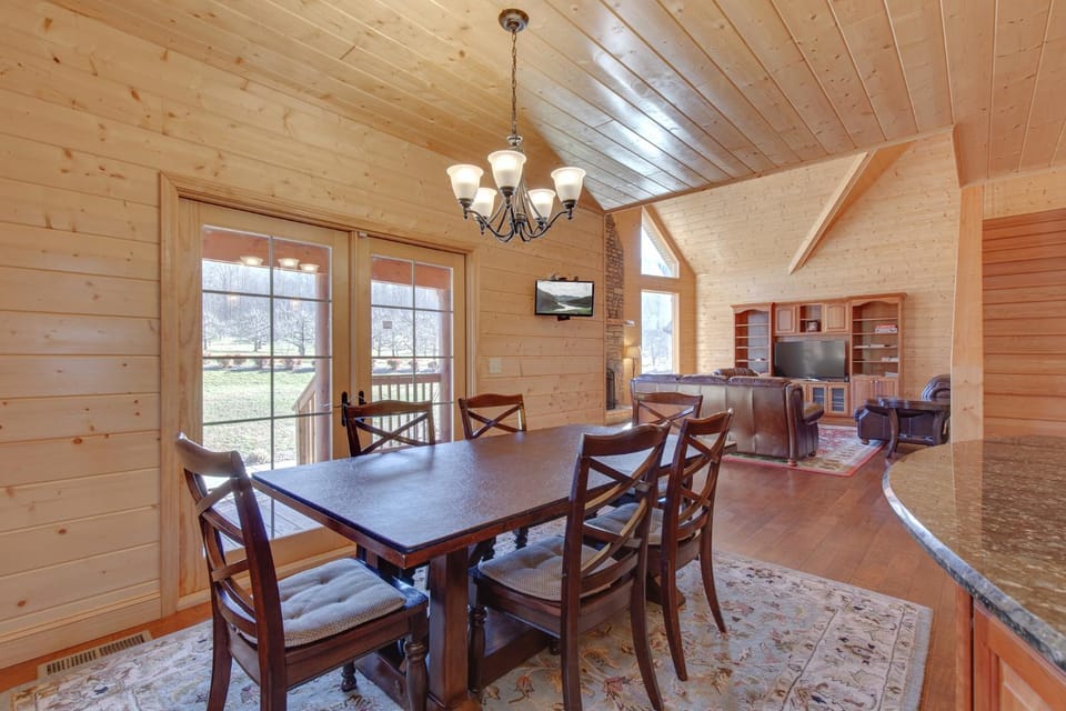TV and multimedia, Living room, Seating area, Dining area, Mountain view, furniture