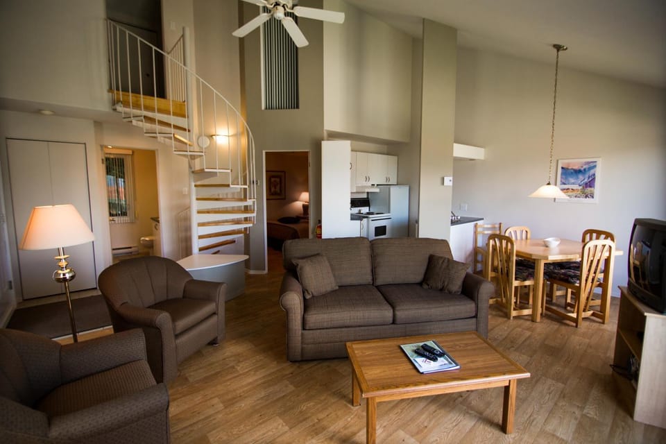TV and multimedia, Kitchen or kitchenette, Living room, Seating area, Dining area