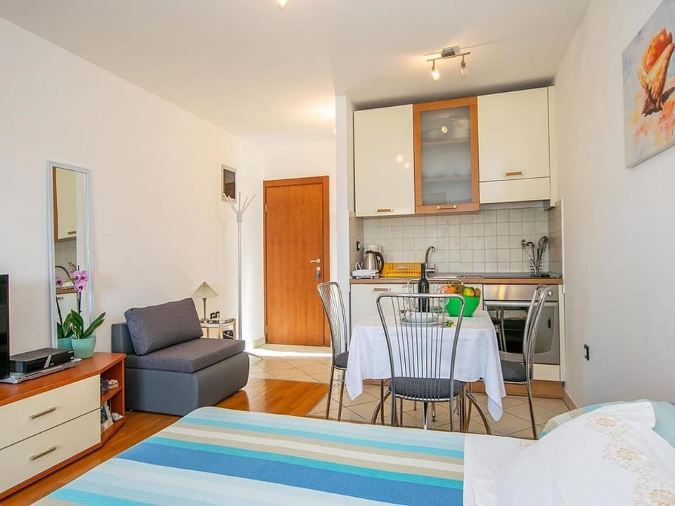Bed, Seating area, Dining area