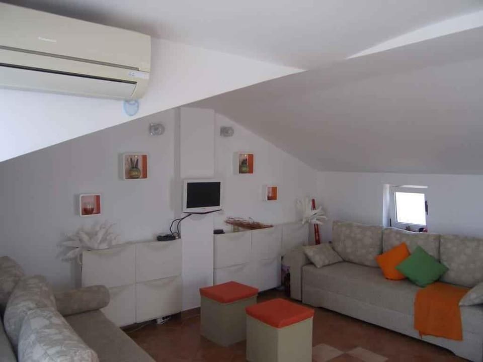 TV and multimedia, Seating area, air conditioner