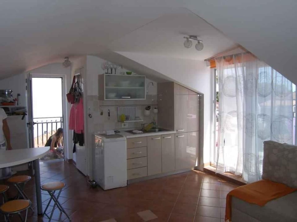 Kitchen or kitchenette, Seating area