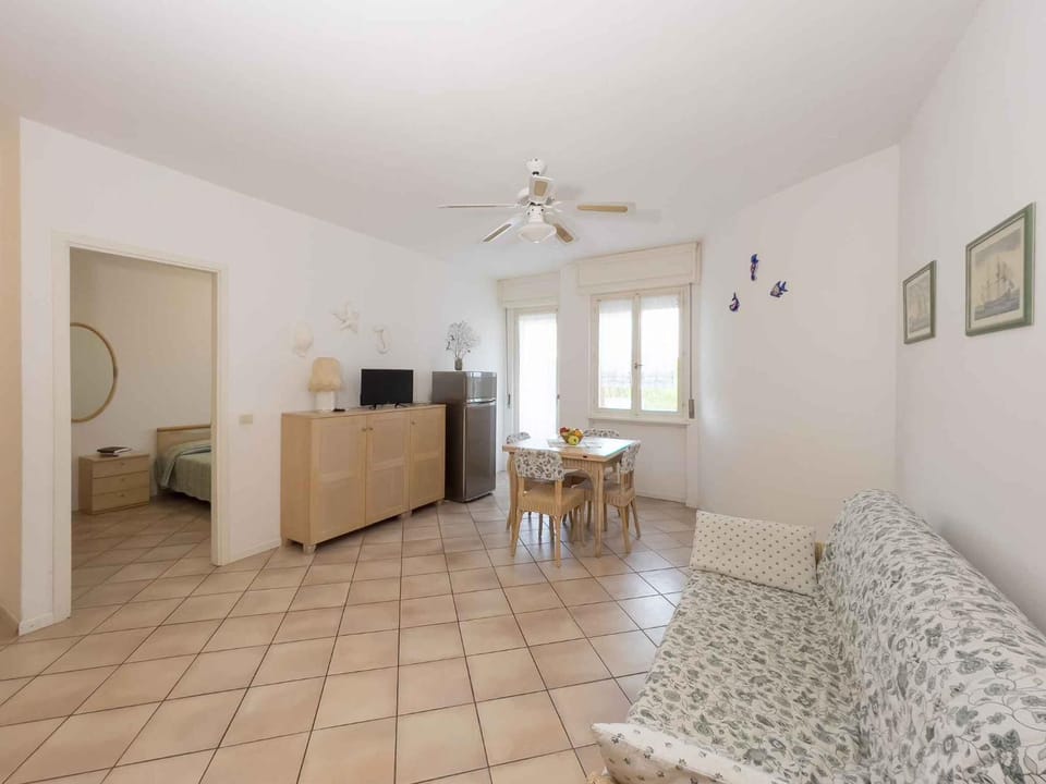 TV and multimedia, Seating area, Dining area