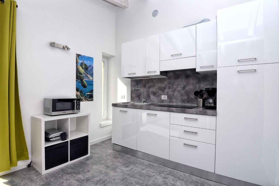Coffee/tea facilities, microwave