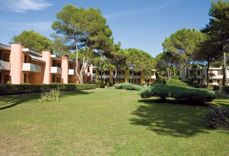 Property building, Summer, Garden