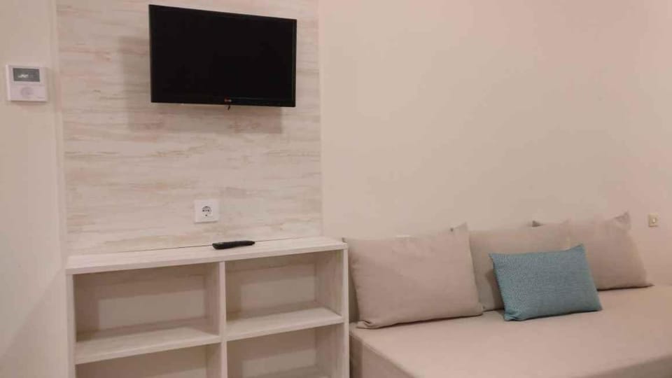 Bed, TV and multimedia, Bedroom