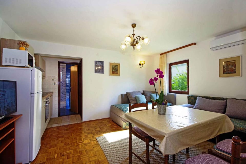 Summer, Living room, Seating area, Dining area, air conditioner