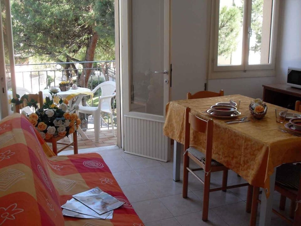 Lounge or bar, Seating area, Dining area