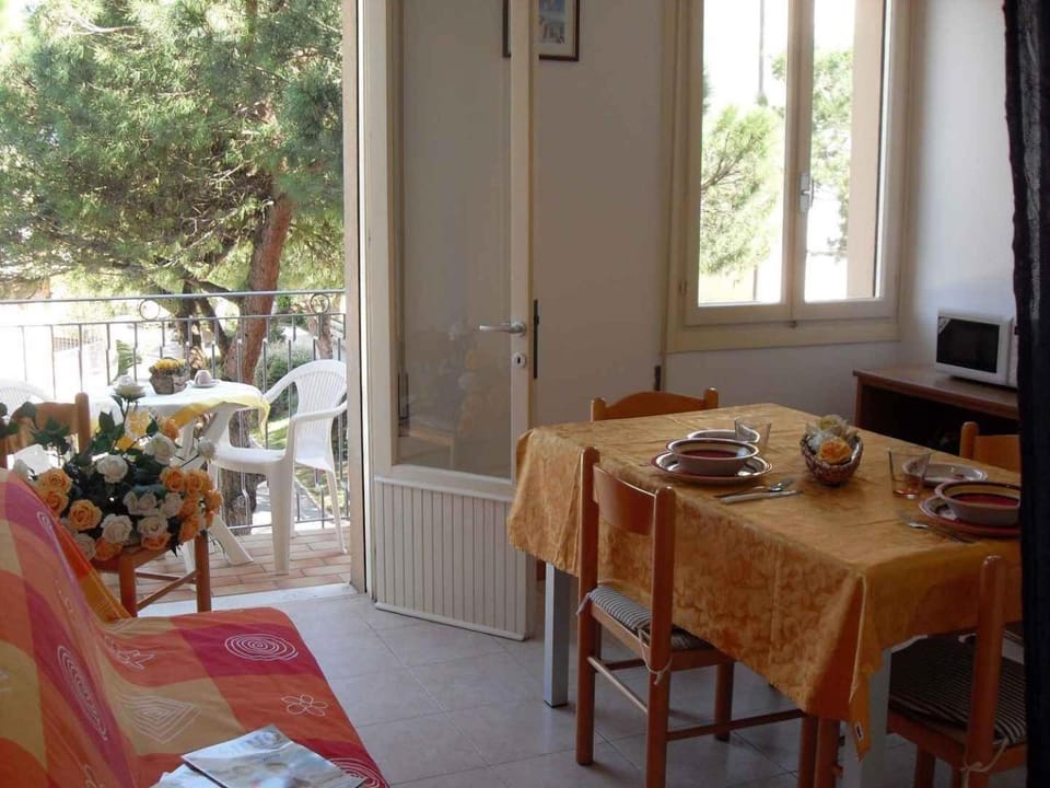 Lounge or bar, Seating area, Dining area