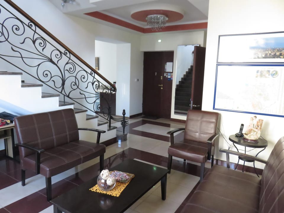 Seating area, Area and facilities