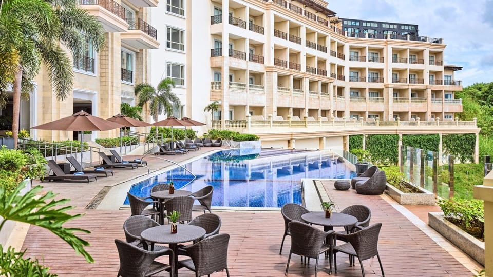 Property building, Day, Pool view, Swimming pool, sunbed