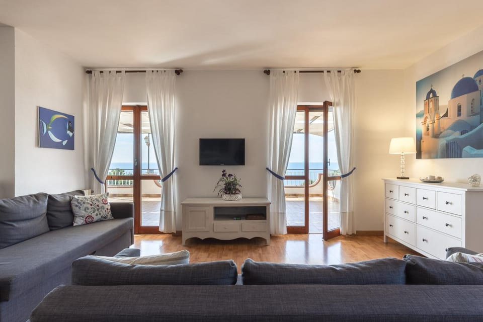 Communal lounge/ TV room, Living room, Seating area