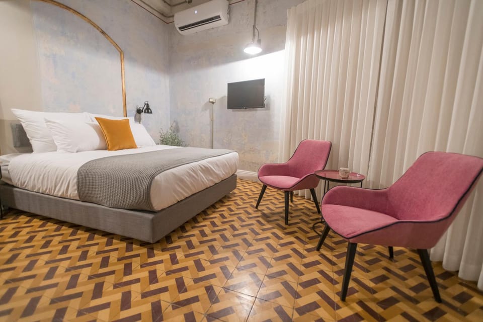 Bed, TV and multimedia, Living room, Photo of the whole room, Seating area, Bedroom, air conditioner