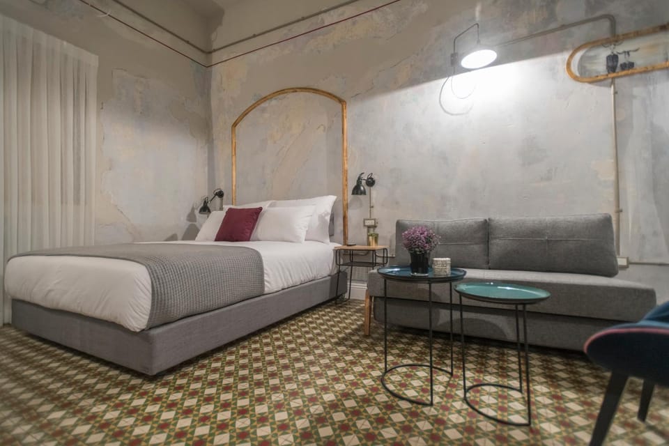 Bed, Photo of the whole room, Seating area