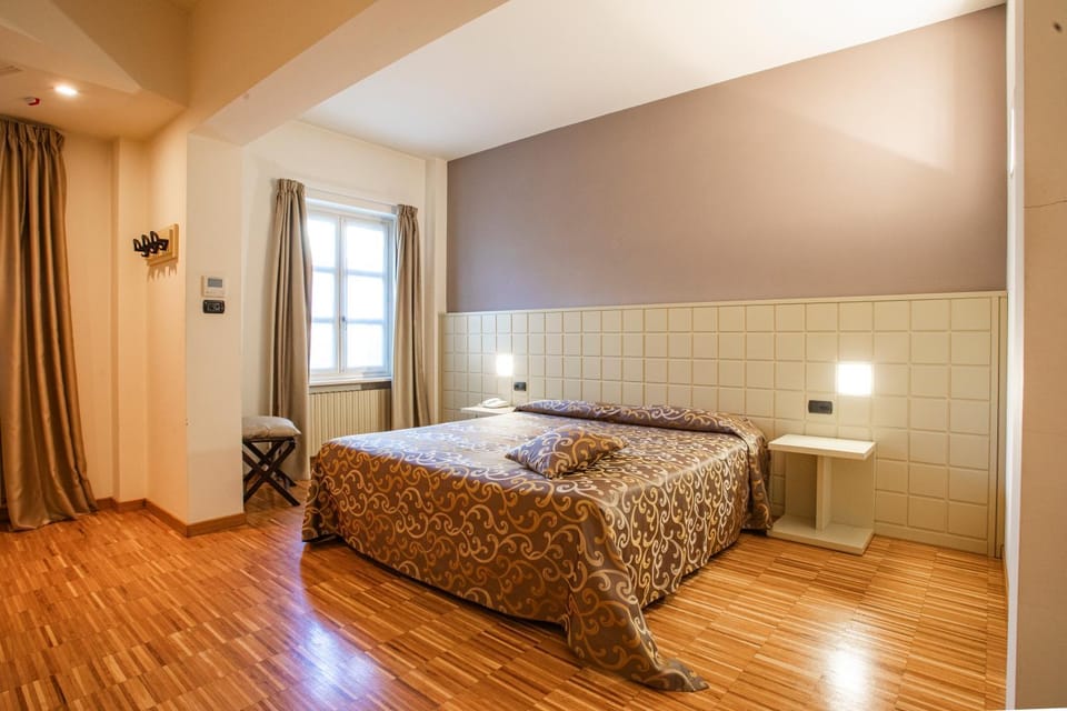 Bed, Bathroom, Photo of the whole room, Bedroom