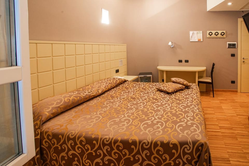 Bed, TV and multimedia, Living room, Photo of the whole room, Seating area, Bedroom, air conditioner