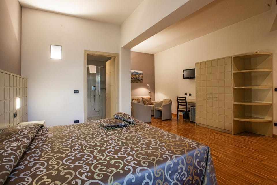 Bed, TV and multimedia, Photo of the whole room, Bedroom, minibar, wardrobe