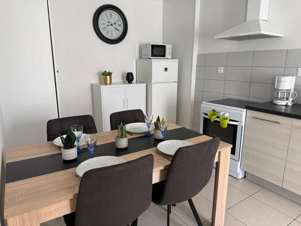 Kitchen or kitchenette, Dining area, oven, stove