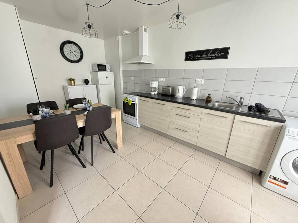 Coffee/tea facilities, Kitchen or kitchenette, Dining area, oven, stove, toaster