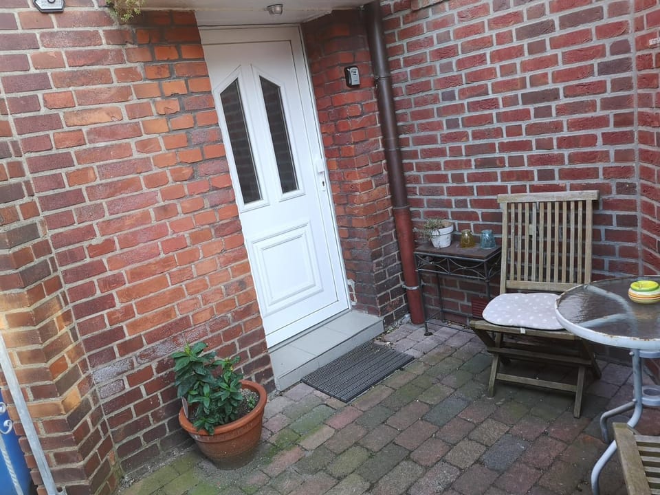 Property building, Patio, Balcony/Terrace