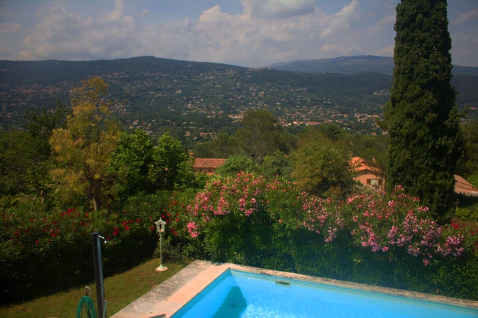 Nearby landmark, Landmark view, Mountain view, Pool view, Swimming pool