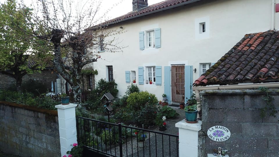 La Maison Des Fleurs Bed and Breakfast in Nouvelle-Aquitaine