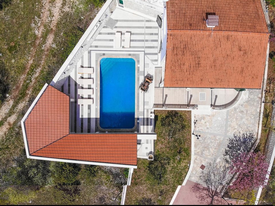 Bird's eye view, Pool view