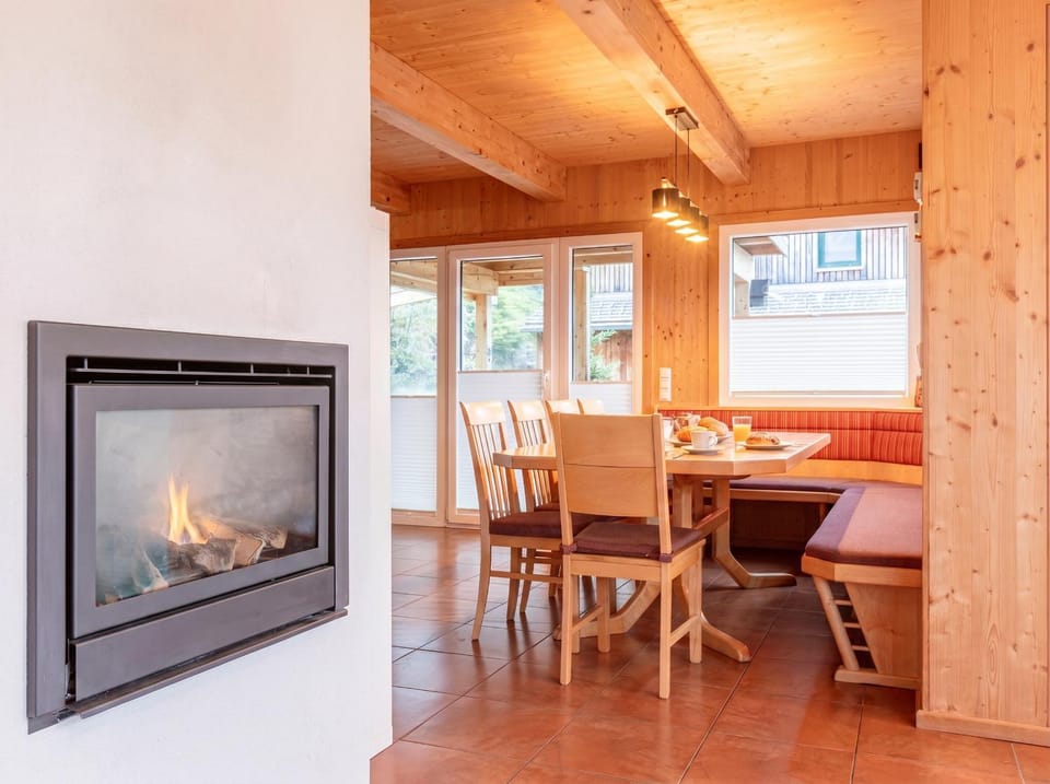 Dining area, fireplace