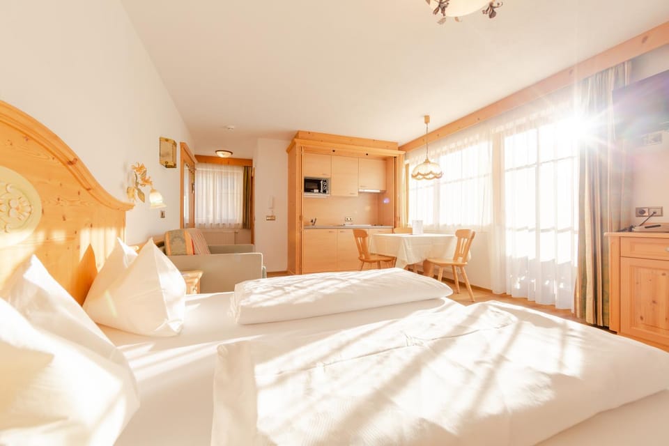 Bed, Kitchen or kitchenette, Living room, Dining area