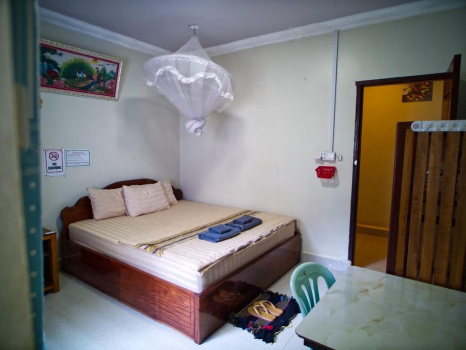 Manel Guesthouse and Restaurant Bed and Breakfast in Cambodia