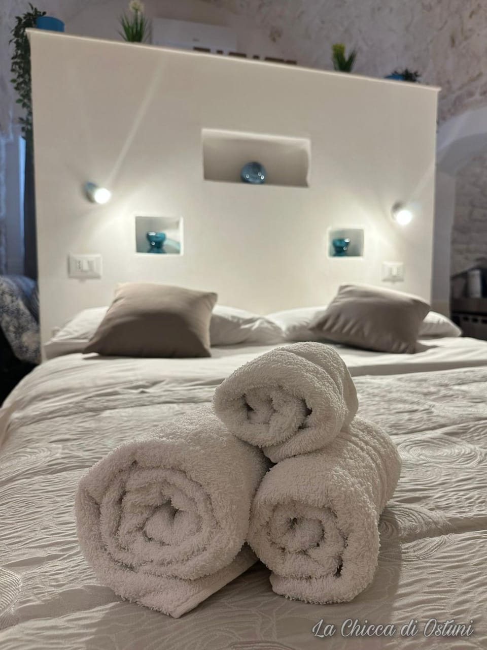 Bed, Decorative detail, towels