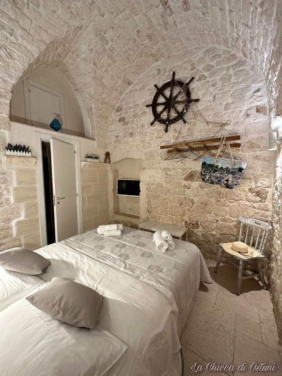 Bed, TV and multimedia, Photo of the whole room, Decorative detail, Bedroom, Guests, hair dresser, towels, wardrobe, wedding