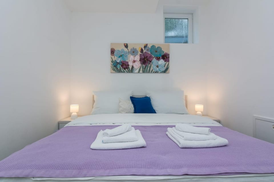 Bed, Photo of the whole room, Bedroom, towels