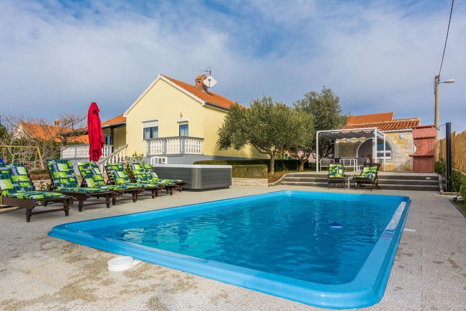 Property building, Day, Pool view, Swimming pool, sunbed