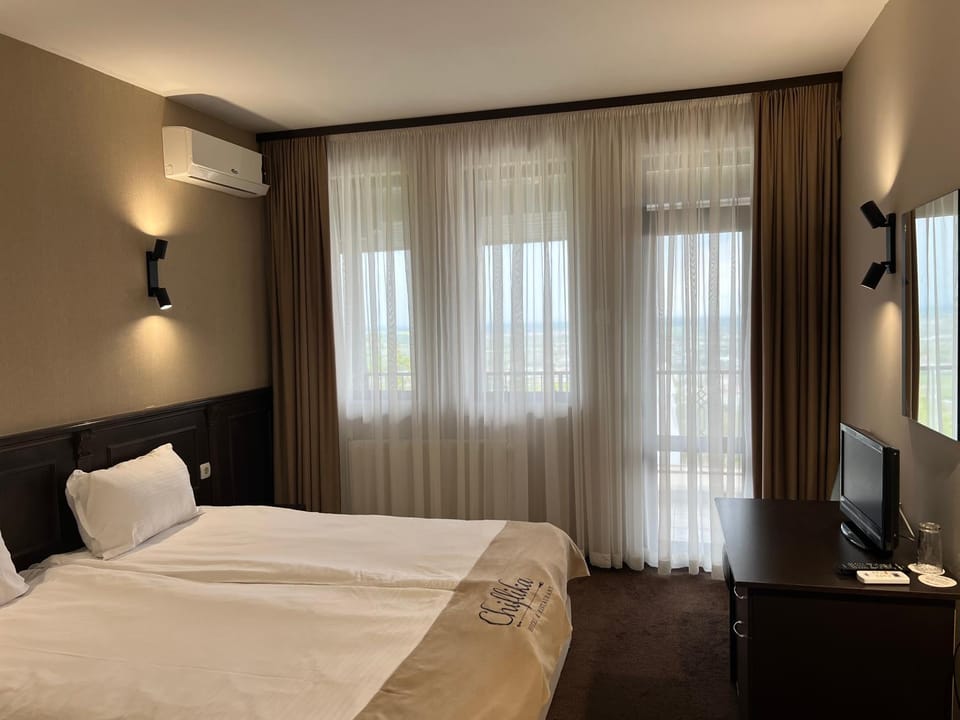 Bed, TV and multimedia, Photo of the whole room, Bedroom, hair dresser, air conditioner