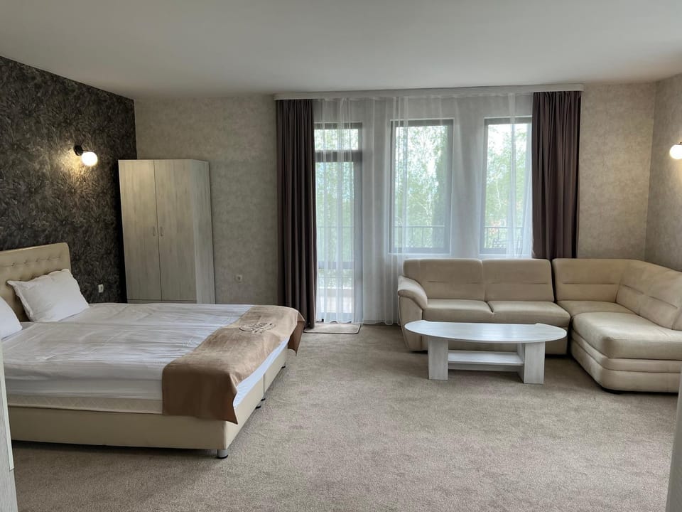 Bed, Living room, Photo of the whole room, Seating area, Bedroom