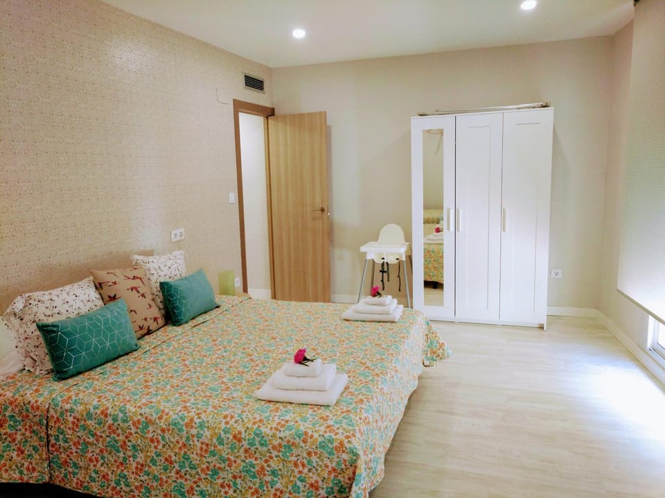 Bed, Photo of the whole room, Decorative detail, Bedroom