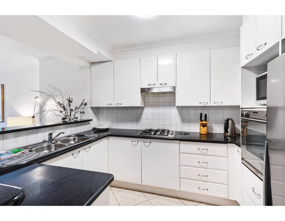 Poolside 2-Bed Haven, Walk to City Centre Apartment in Sydney