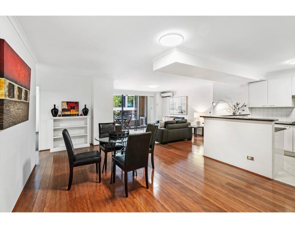 Poolside 2-Bed Haven, Walk to City Centre Apartment in Sydney