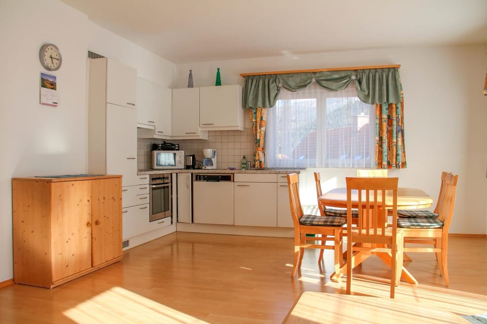 Coffee/tea facilities, Kitchen or kitchenette, Photo of the whole room, Decorative detail, Decorative detail, Dining area