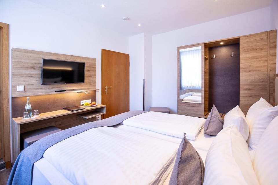 Bed, TV and multimedia, Photo of the whole room, Bedroom