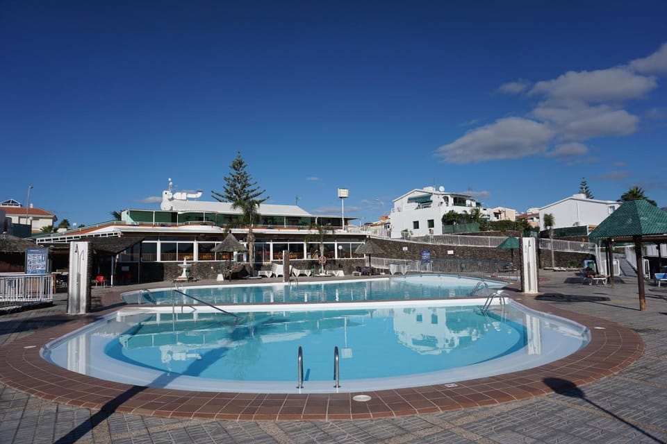 Property building, Day, Pool view, Swimming pool