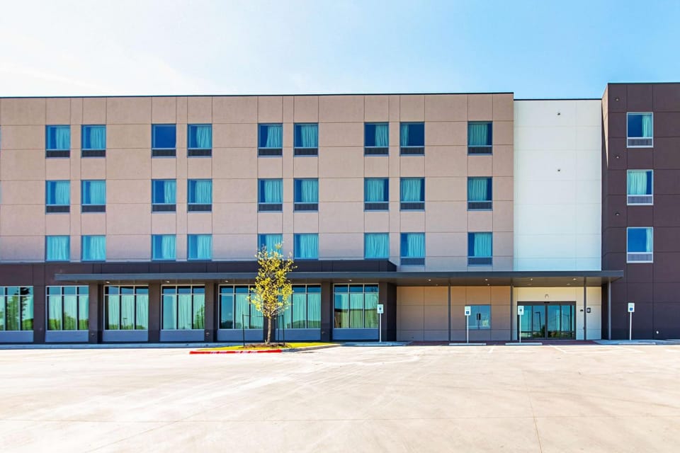 Property building, Facade/entrance, Day, On site, Time of day