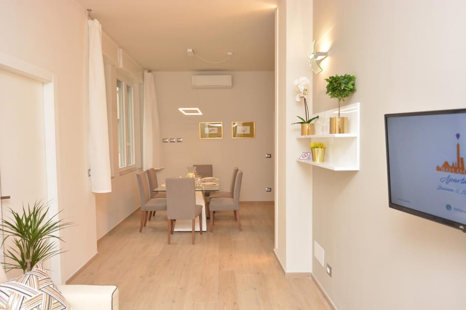 TV and multimedia, Living room, Seating area, Dining area