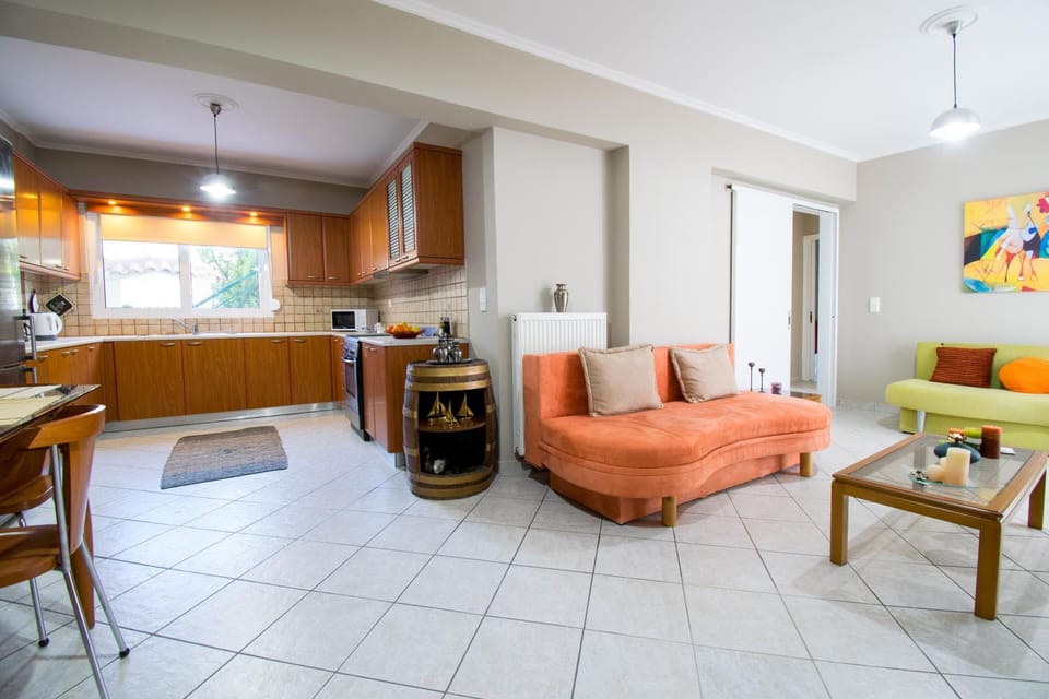 Living room, Seating area, Dining area, minibar, oven, pet friendly, stove